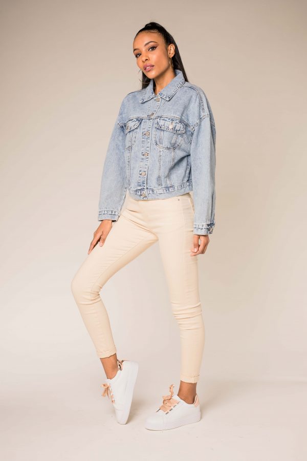 Nina Carter veste en jean oversized